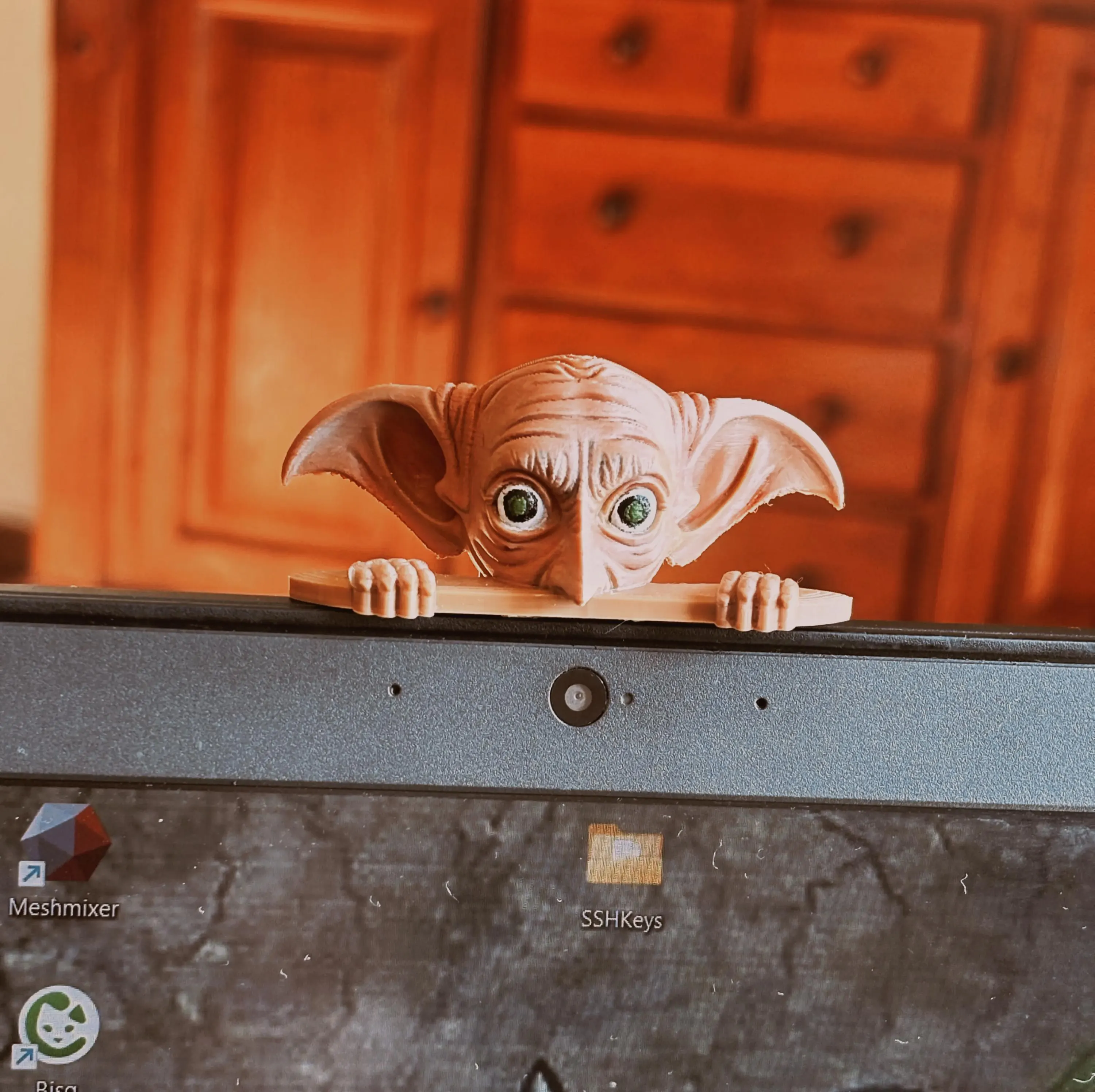 Dobby Esconde-Esconde – Figura Decorativa para Monitor, Janela ou Prateleira | Presente Geek